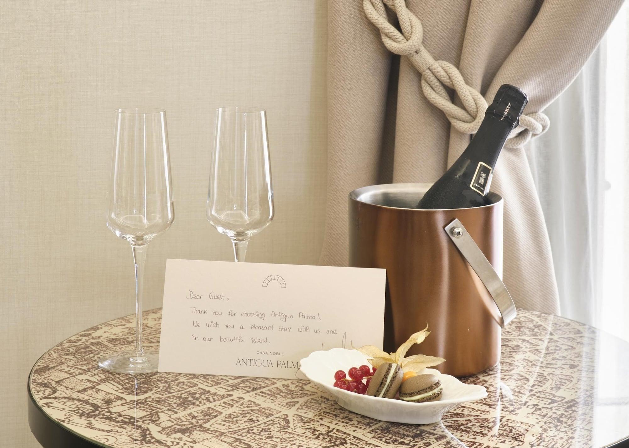 Hotel Antigua Palma - Casa Noble Εξωτερικό φωτογραφία A bottle of champagne in a cooler
